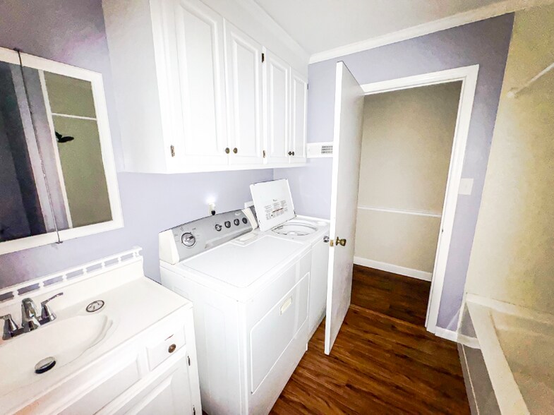 Building Photo - 9454 Flowes Store Rd