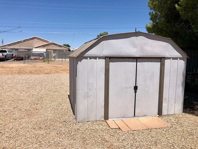 Building Photo - Cute 3 Bedroom Home near Hualapai Mt. School.