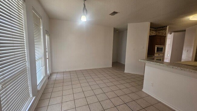 Building Photo - 2100 Cantura Dr