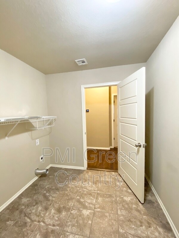 Building Photo - 8667 E 160th St S