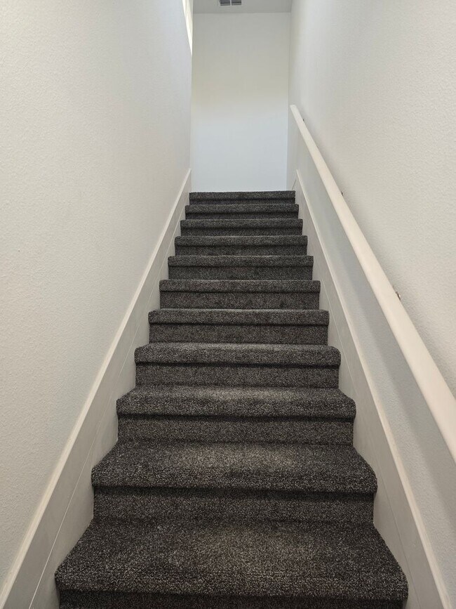 Building Photo - Gorgeous Brand-New 3/2 Townhome in Lakeside!!!!