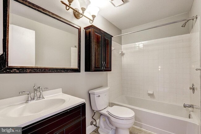 Building Photo - 41 Battersea Bridge Ct