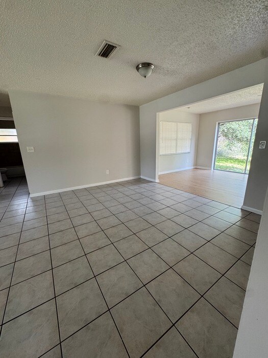 Building Photo - 3 Bedroom, 2 Bath Deltona Home Ready for I...