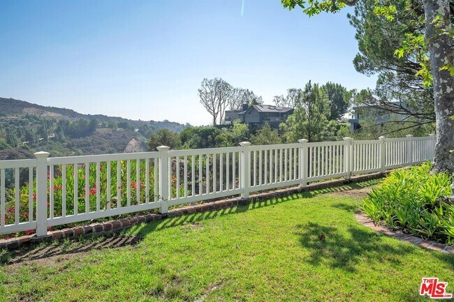 Building Photo - 2324 Banyan Dr