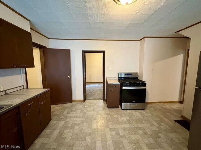Building Photo - 391 E Voris St