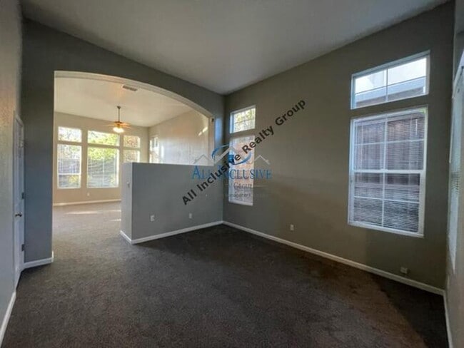 Building Photo - Gorgeous 3 bed, 2.5 bath, 1771 sq ft home ...