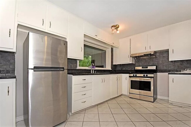 Building Photo - Clean 3 bed 1.5 bath close to Brookside an...