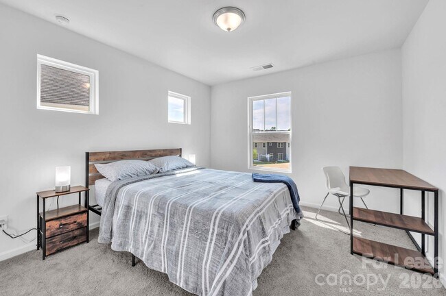 Building Photo - 1940 Highland Park Dr