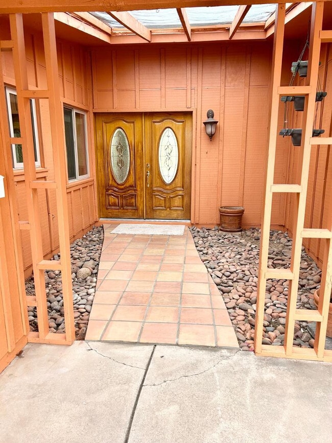 Building Photo - 2601 E Cinnabar Ave