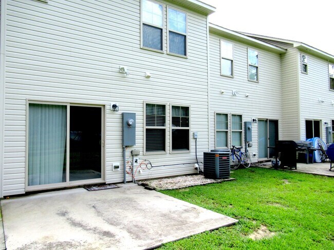 Building Photo - Three Bedroom Townhome in Richlands Close to Everything!!