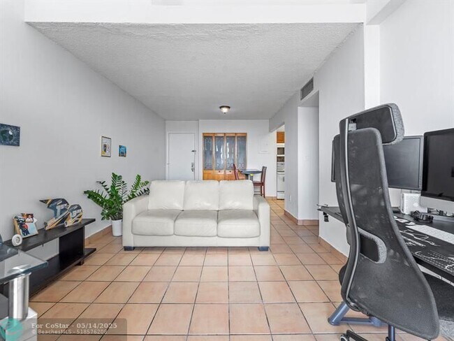 Building Photo - 310 Fontainebleau Blvd