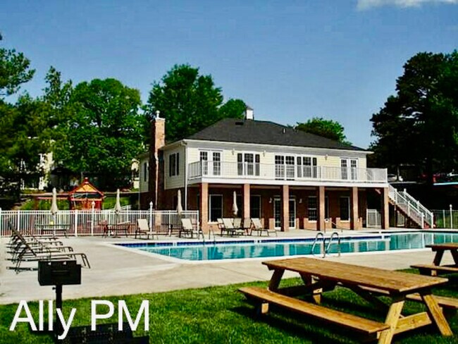 Building Photo - 1313 Villa Way