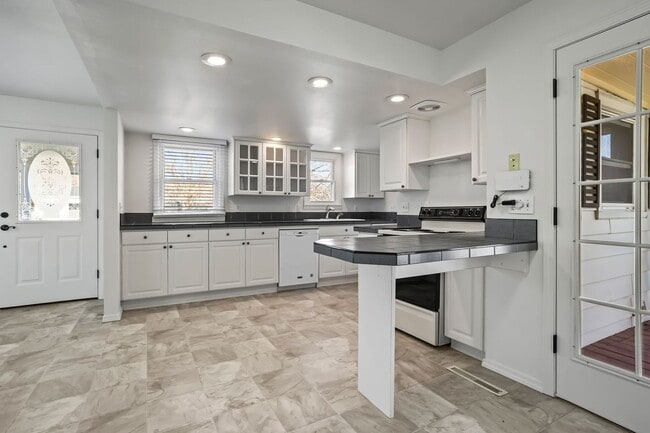 Building Photo - 3bd/2ba with Great Boise Location on Large Corner Lot