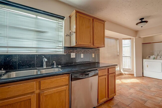 Building Photo - 2026 Sandy Knoll Dr