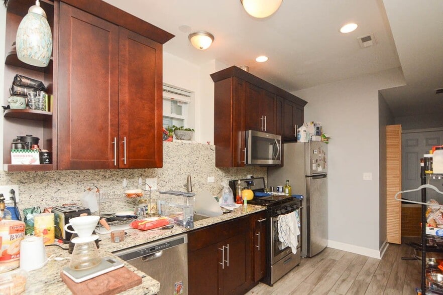 Building Photo - 3755 W Diversey Ave