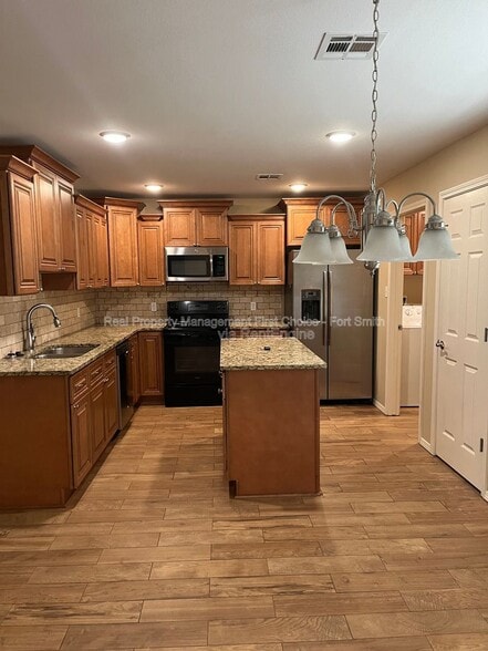 Building Photo - 529 Ridge Point Dr