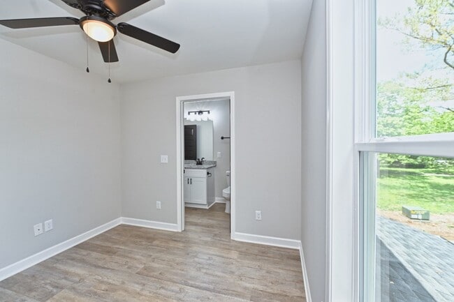 Building Photo - Like New and Move In Ready!