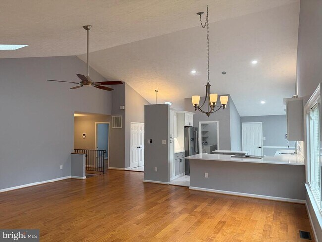 Building Photo - 10909 Clara Barton Ct