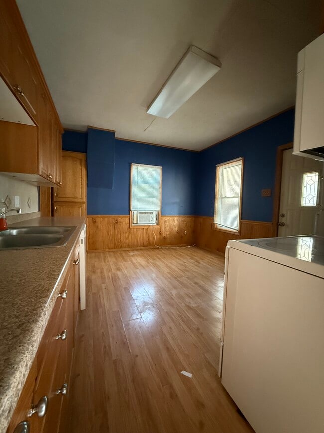 Building Photo - 320 9th Ave N