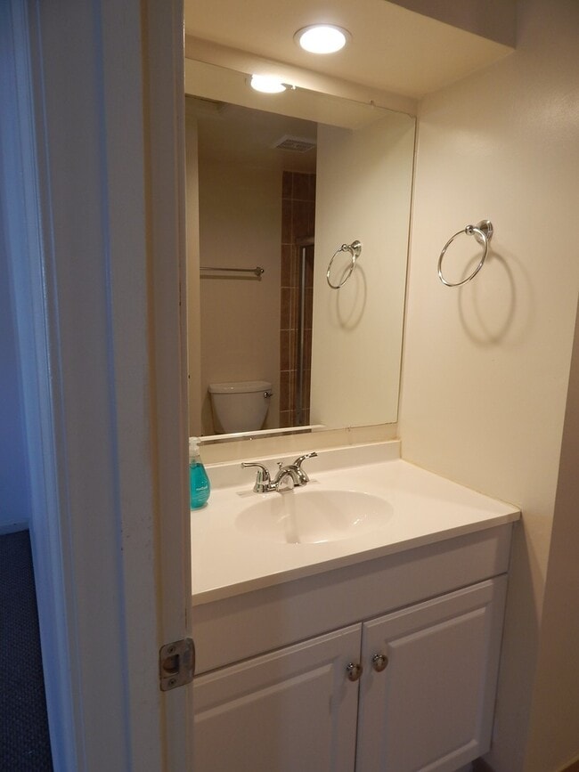 Building Photo - Fabulous TH with Garage! Great Location!