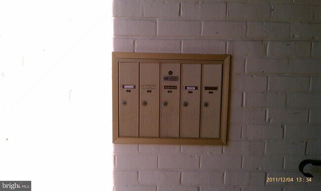 Building Photo - 18 Cross Keys Rd