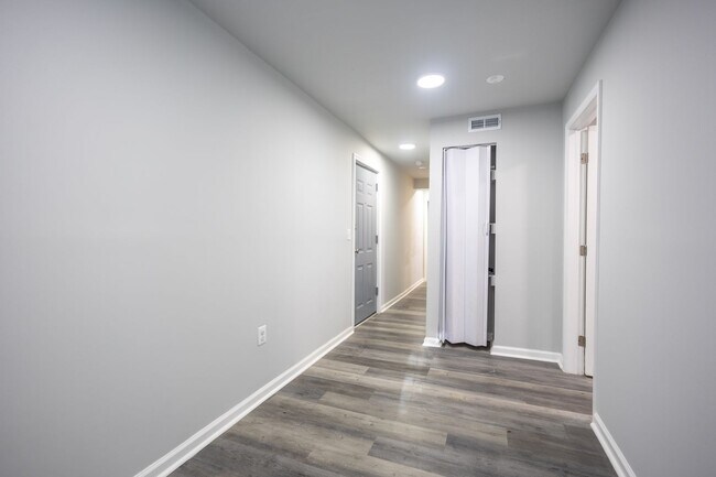 Building Photo - Amazing 1 BR+ 1 Den/1 BA Apartment in Anacostia with 1 month free rent and 1 year of free parking!