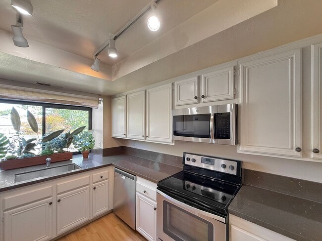 Building Photo - SD: Bright 2BD/2BA Condo in Vista with Community Pool, Private Patio & In-Unit Laundry