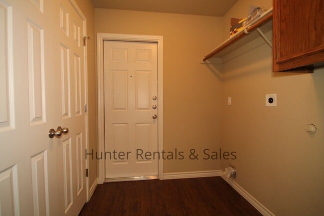 Building Photo - Spacious Duplex!