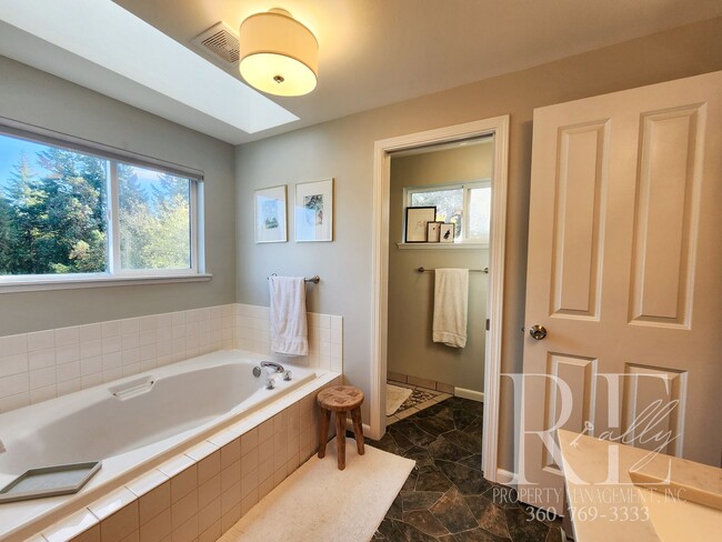 Building Photo - Elegant Silverdale Home with Private Backy...