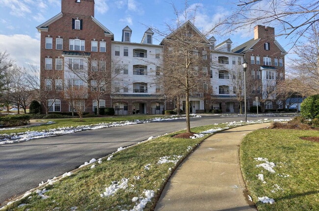 Building Photo - 2BD/2BA Fabulous River Hill Condo