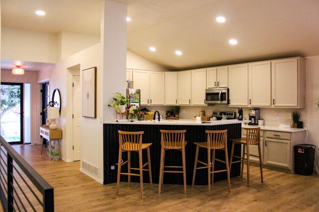 Building Photo - Luxury Ranch-Style Home for Rent in SE For...