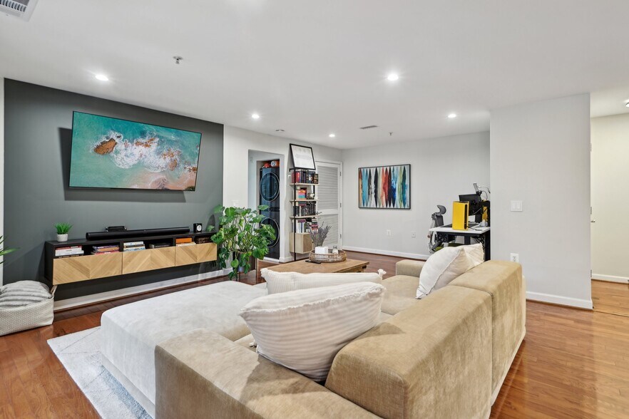 Building Photo - 4091 S Four Mile Run Dr