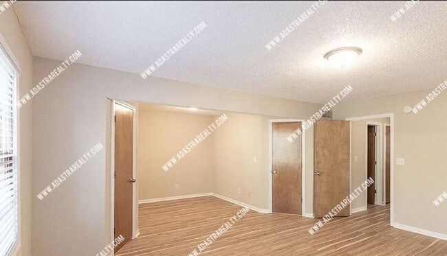 Building Photo - Beautiful and Spacious Townhome in LAWRENCE-Available in MAY!!