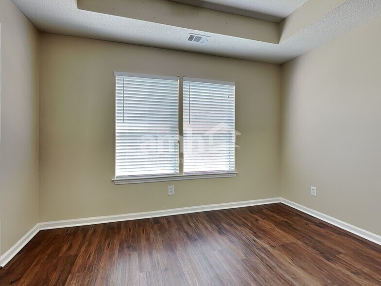 Building Photo - 223 Longleaf Cir