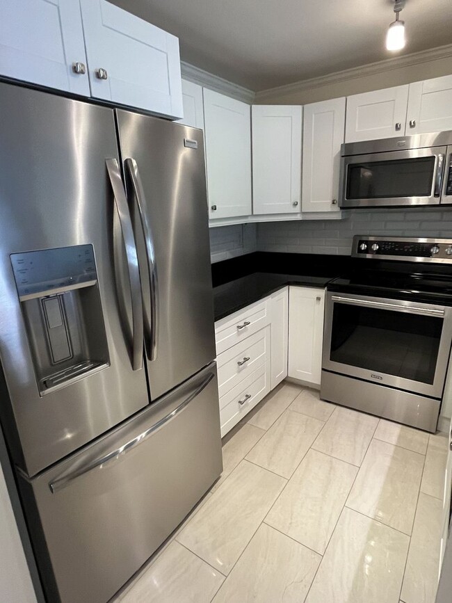 Building Photo - Updated 3 Bed Condo in Myers Park