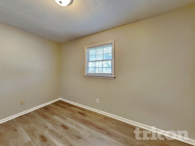 Building Photo - 2906 Deshong Dr SW