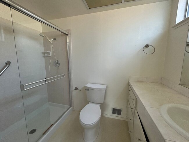 Building Photo - 6589 Meadowridge Dr