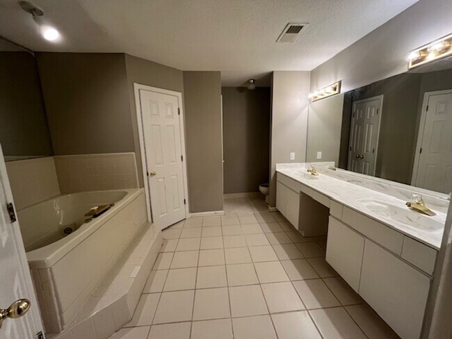 Building Photo - Renovated 3 Bedroom 2 Bath Home for Rent with 2 Car Garage!