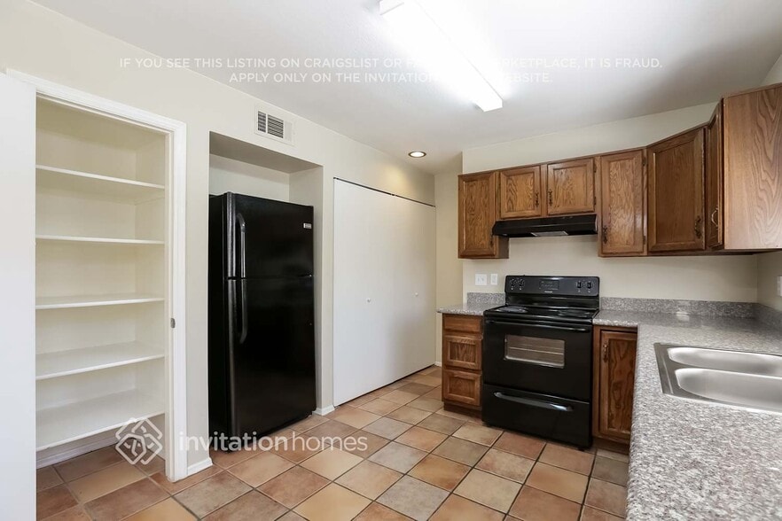 Building Photo - 630 E Jensen St