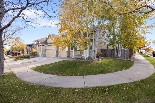 Building Photo - 2 bed/ 2.5 bath duplex in established neighborhood with corner lot