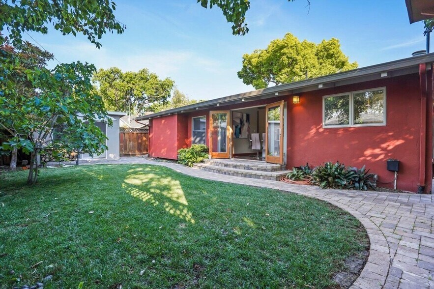 Building Photo - 2417 Johnson Pl