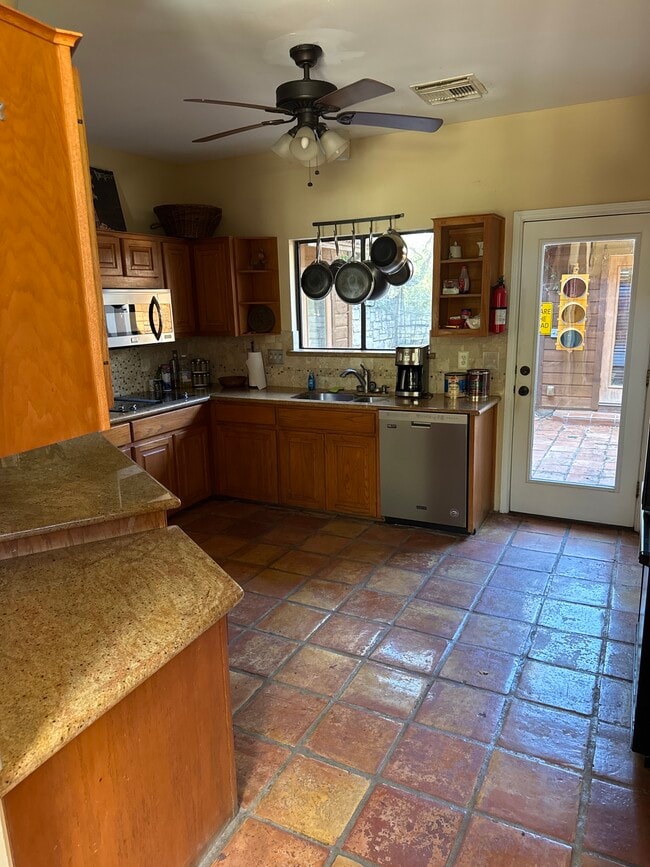 Building Photo - 312 Grande St