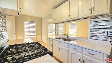 Building Photo - 1022 S Norton Ave