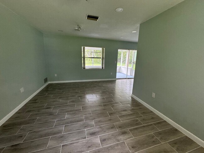 Building Photo - Adorable 2/1/1 nestled on an acre