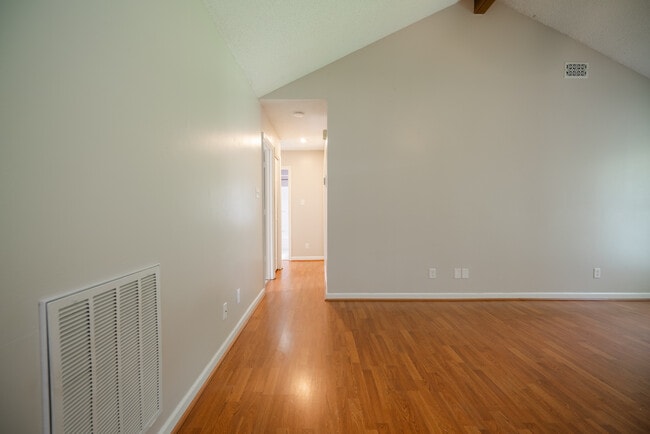 Building Photo - 122 Longleaf Cir