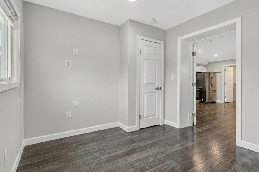 Building Photo - 5619 1st Pl NW