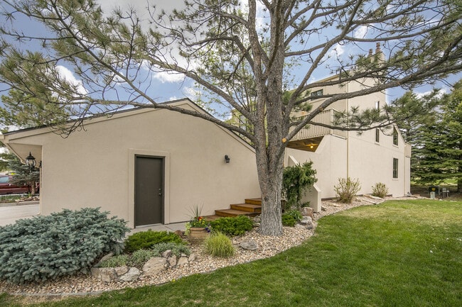 Building Photo - Breathtaking Three Bedroom Townhouse In The Pinery On The Golf Course