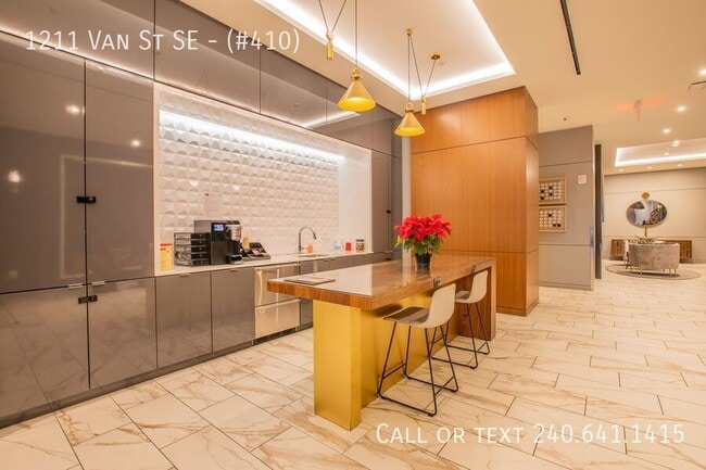 Building Photo - 1211 Van St SE