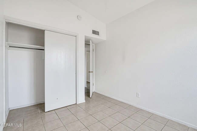 Building Photo - 3229 E Glen Dr