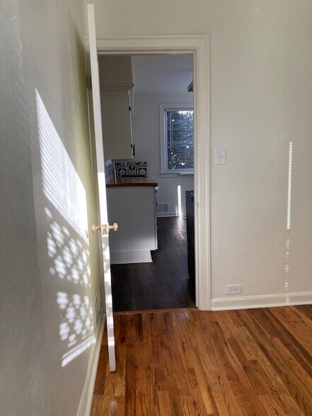 Building Photo - 702 6th Ave